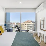Blue Breeze | Pool View, Gym & Balcony דירה *