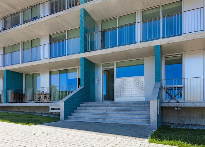 Blue Breeze Espinho | Pool View, Gym & Balcony エスピーニョ