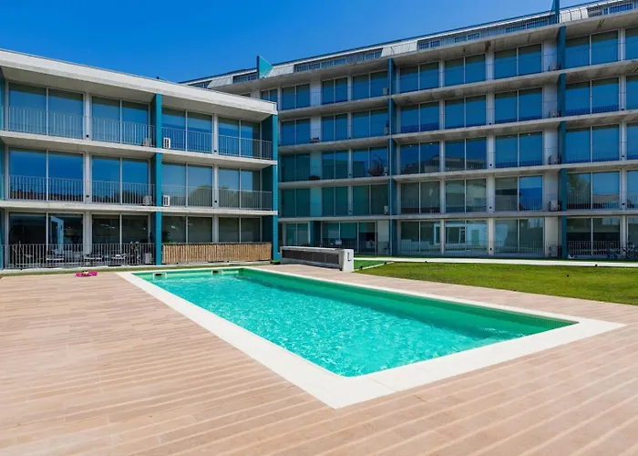 Blue Breeze | Pool View, Gym & Balcony *