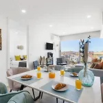 Blue Breeze | Pool View, Gym & Balcony *