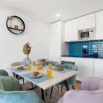 Daire Blue Breeze | Pool View, Gym & Balcony *