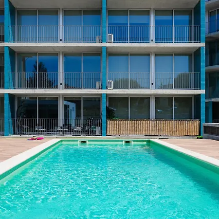 شقة Blue Breeze Espinho | Pool View, Gym & Balcony *