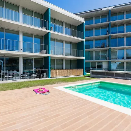 شقة Blue Breeze Espinho | Pool View, Gym & Balcony *