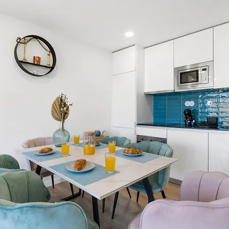 Blue Breeze | Pool View, Gym & Balcony *