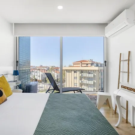 Blue Breeze | Pool View, Gym & Balcony