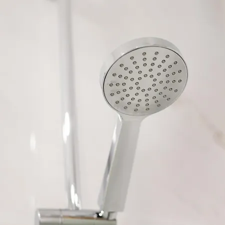 아파트 Blue Breeze | Pool View, Gym & Balcony 에스피뇨