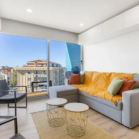 Blue Breeze | Pool View, Gym & Balcony