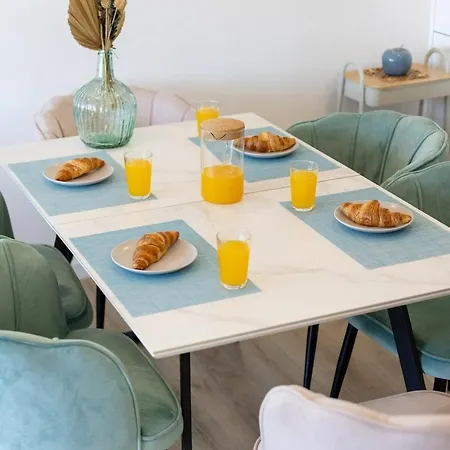 Blue Breeze | Pool View, Gym & Balcony 아파트 *