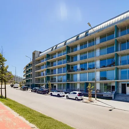 Blue Breeze | Pool View, Gym & Balcony 아파트 *