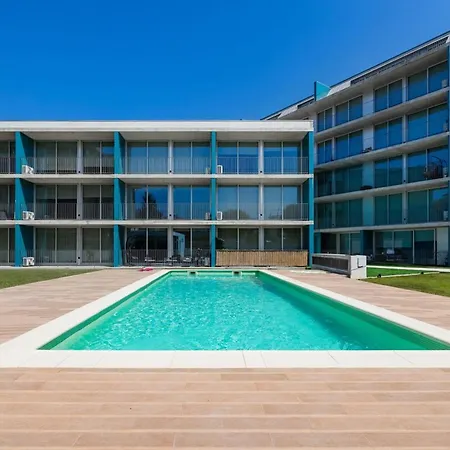アパート Blue Breeze | Pool View, Gym & Balcony