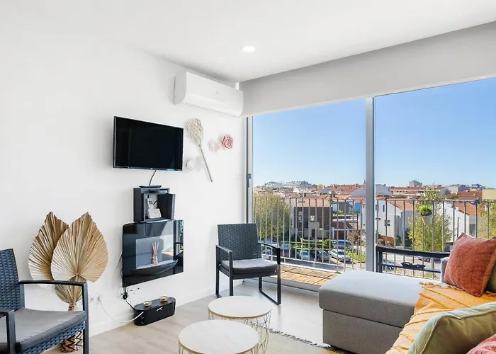 Blue Breeze | Pool View, Gym & Balcony