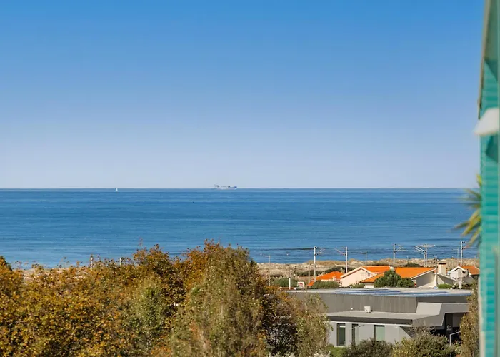 Blue Breeze | Pool View, Gym & Balcony