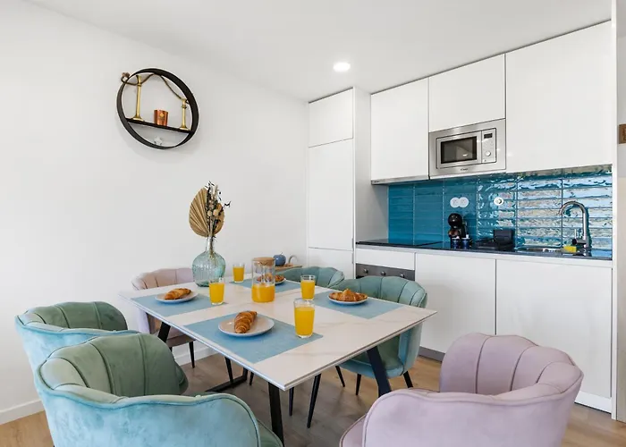 Blue Breeze | Pool View, Gym & Balcony