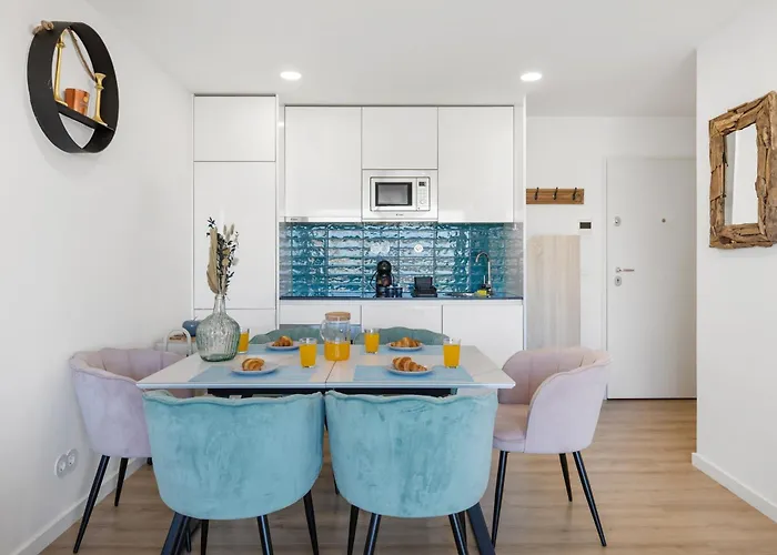 Blue Breeze | Pool View, Gym & Balcony אספיניו