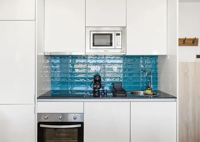 Blue Breeze | Pool View, Gym & Balcony *