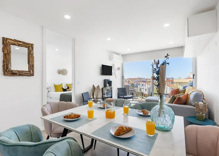 Blue Breeze | Pool View, Gym & Balcony * אספיניו