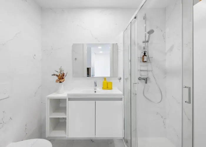 Apartamento Blue Breeze | Pool View, Gym & Balcony